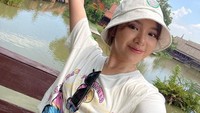 Dalam kesibukannya, Tiara Andini selalu menyempatkan waktu untuk kulineran. Pergi ke Thailand, Tiara Andini mampir ke rumah makan terapung yang kece. Foto: Instagram/tiaraandini