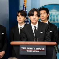 “Semua orang memiliki sejarahnya sendiri. Kami harap hari ini menjadi salah satu langkah maju untuk saling menghargai dan menghormati satu sama lain sebagai seseorang yang berharga,” ujar V BTS kepada media yang menghadiri jumpa pers di Gedung Putih. Foto: Getty Images/Kevin Dietsch