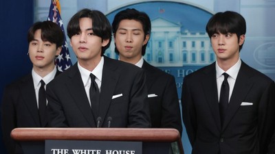 10 Foto Ganteng Personel BTS Bertemu Joe Biden, Gaya Serba Hitam