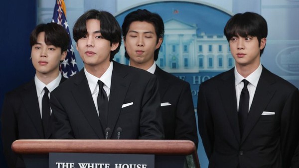 10 Foto Ganteng Personel BTS Bertemu Joe Biden, Gaya Serba Hitam