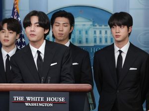 10 Foto Ganteng Personel BTS Bertemu Joe Biden, Gaya Serba Hitam