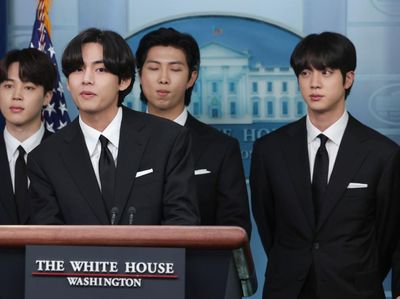 10 Foto Ganteng Personel BTS Bertemu Joe Biden, Gaya Serba Hitam