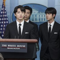 Sedangkan Jungkook BTS dalam pidatonya usai bertemu Joe Biden mengatakan dia masih merasa terkejut karena musik Korea Selatan bisa diterima di banyak negara. “Musik yang diciptakan seniman Korea Selatan sudah menjangkau banyak orang di seluruh dunia, melampau batasan bahasa dan budaya. Kami percaya musik selalu bisa menjadi pemersatu yang luar biasa dalam segala hal,” kata personel termuda BTS itu. Foto: Getty Images/Kevin Dietsch