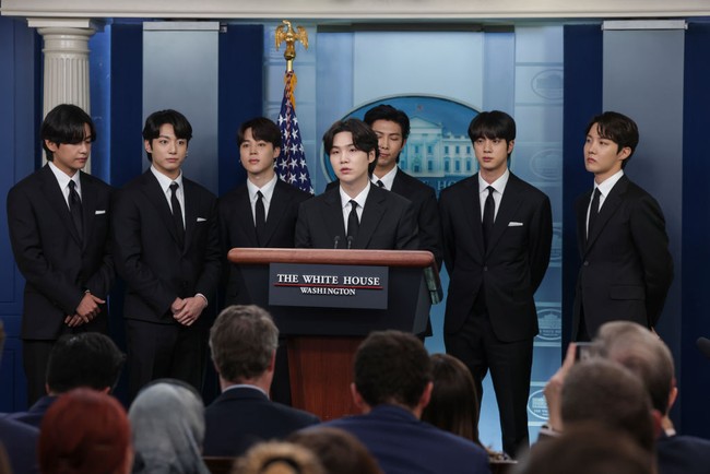 Usai bertemu Joe Biden, Suga BTS menyerukan agar seluruh manusia di dunia menghargai perbedaan. “Bukan suatu kesalahan untuk berbeda. Kesetaraan hadir ketika kita terbuka dan merayakan semua perbedaan,” ujar penulis lagu, rapper dan produser itu seperti dikutip CBSNews. Foto: Getty Images/Kevin Dietsch