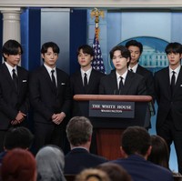 Usai bertemu Joe Biden, Suga BTS menyerukan agar seluruh manusia di dunia menghargai perbedaan. “Bukan suatu kesalahan untuk berbeda. Kesetaraan hadir ketika kita terbuka dan merayakan semua perbedaan,” ujar penulis lagu, rapper dan produser itu seperti dikutip CBSNews. Foto: Getty Images/Kevin Dietsch