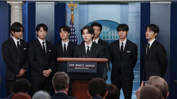 Penampilan V, Jungkook, Jimin, Suga, RM, Jin, dan J-Hope, para personel BTS saat bertemu Joe Biden di Gedung Putih.