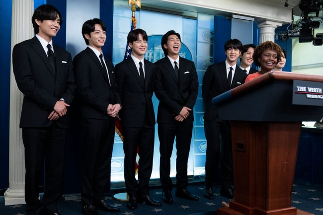Inilah penampilan V, Jimin, Jungkook, RM, Jin, Suga, J-Hope BTS saat berada di Gedung Putih untuk bertemu Presiden Amerika Serikat Joe Biden. Foto: Getty Images/Kevin Dietsch