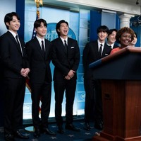 Inilah penampilan V, Jimin, Jungkook, RM, Jin, Suga, J-Hope BTS saat berada di Gedung Putih untuk bertemu Presiden Amerika Serikat Joe Biden. Foto: Getty Images/Kevin Dietsch