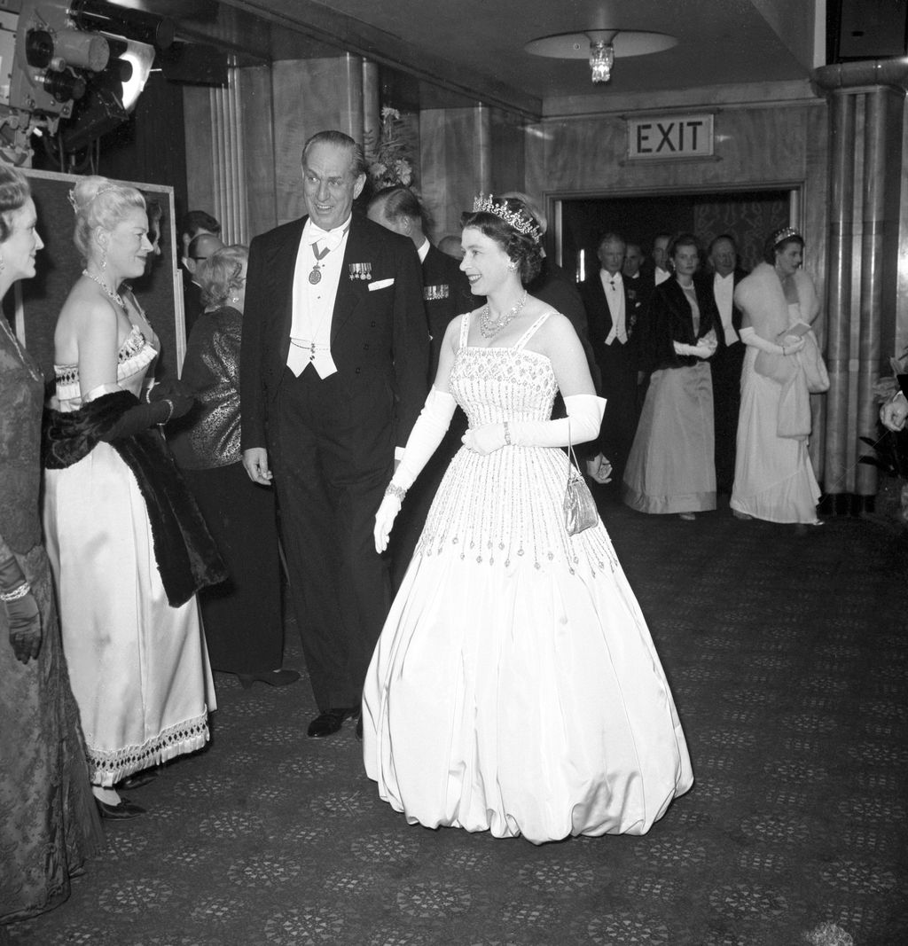 Gaya Ratu Elizabeth II Daur Ulang Baju Queen Elizabeth II arriving at the Odeon, Leicester Square, London for the world charity premiere of the film 'Lawrence of Arabia'. (Photo by PA Images via Getty Images)