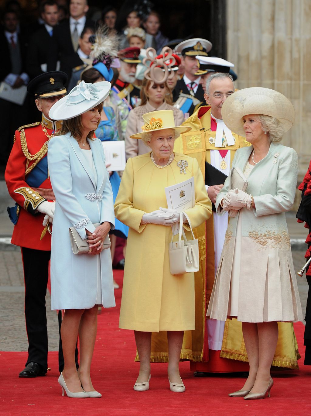 Gaya Ratu Elizabeth II Daur Ulang Baju Britain's Queen Elizabeth II (C), Carole Middleton (L) and Camilla, Duchess of Cornwall come out of Westminster Abbey in London, following the wedding ceremony of Prince William and Kate, Duchess of Cambridge, on April 29, 2011. AFP PHOTO / CARL DE SOUZA (Photo credit should read CARL DE SOUZA/AFP via Getty Images)
