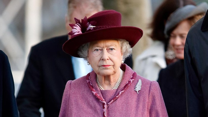 LONDON, UNITED KINGDOM - NOVEMBER 25: (EMBARGOED FOR PUBLICATION IN UK NEWSPAPERS UNTIL 24 HOURS AFTER CREATE DATE AND TIME) Queen Elizabeth II visits a New Zealand tourism exhibition, housed in a giant inflatable rugby ball, near Tower Bridge on November 25, 2008 in London, England. (Photo by Max Mumby/Indigo/Getty Images)
