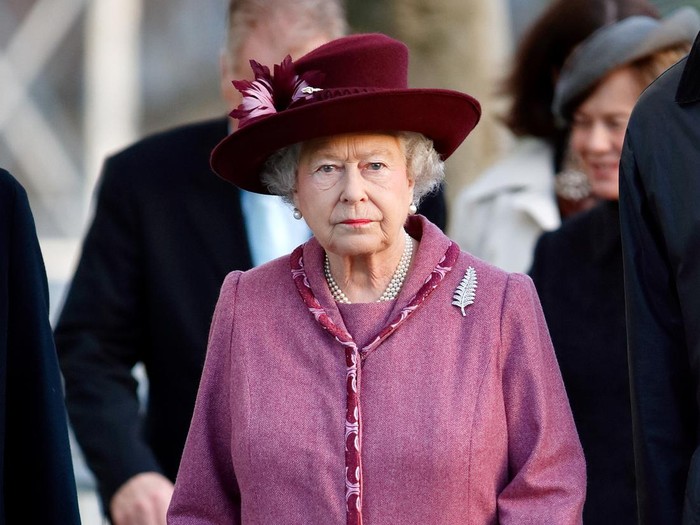 LONDON, UNITED KINGDOM - NOVEMBER 25: (EMBARGOED FOR PUBLICATION IN UK NEWSPAPERS UNTIL 24 HOURS AFTER CREATE DATE AND TIME) Queen Elizabeth II visits a New Zealand tourism exhibition, housed in a giant inflatable rugby ball, near Tower Bridge on November 25, 2008 in London, England. (Photo by Max Mumby/Indigo/Getty Images)