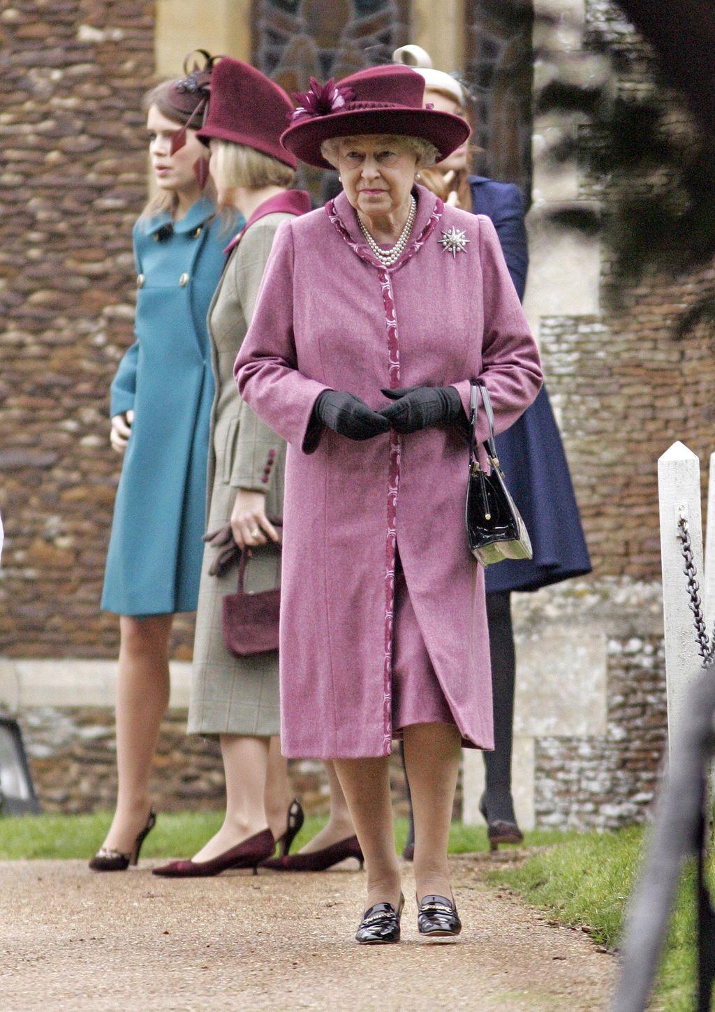 Gaya Ratu Elizabeth II Daur Ulang Baju Queen Elizabeth Attends The Christmas Day Service At Sandringham Church. . (Photo by Mark Cuthbert/UK Press via Getty Images)