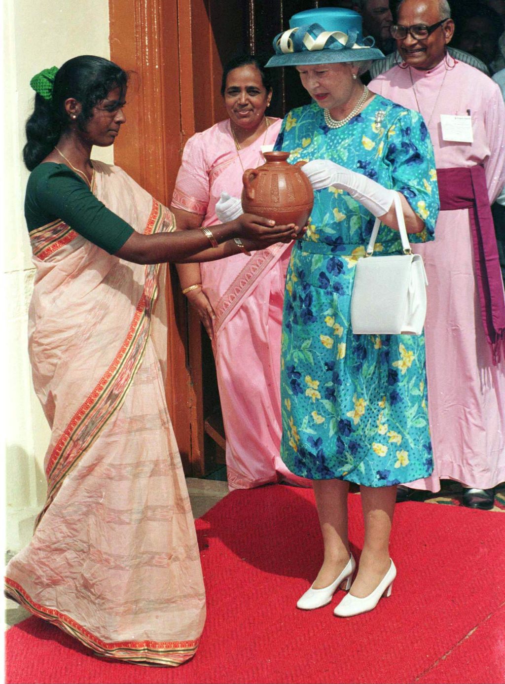 Gaya Ratu Elizabeth II Daur Ulang Baju KOCHI, INDIA - OCTOBER 17: The Queen In India Receiving A Pot From One Of The Untouchables At St. Francis Church In Kochi. (Photo by Tim Graham Photo Library via Getty Images)