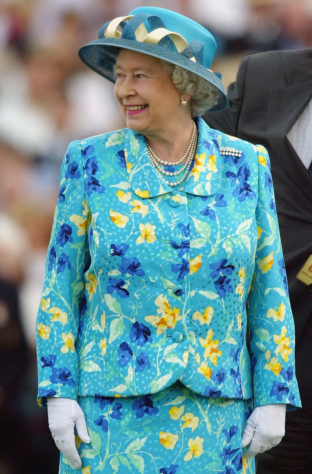 Gaya Ratu Elizabeth II Daur Ulang Baju WINDSOR, ENGLAND - JULY 27: Britain's Queen Elizabeth smiles after the England v Mexico Golden Jubilee Cup 2003 match during the Cartier International Polo Day July 27, 2003 in Windsor, England. The day was in aid of The Polo Charity Trust. (Photo by Scott Barbour/Getty Images)