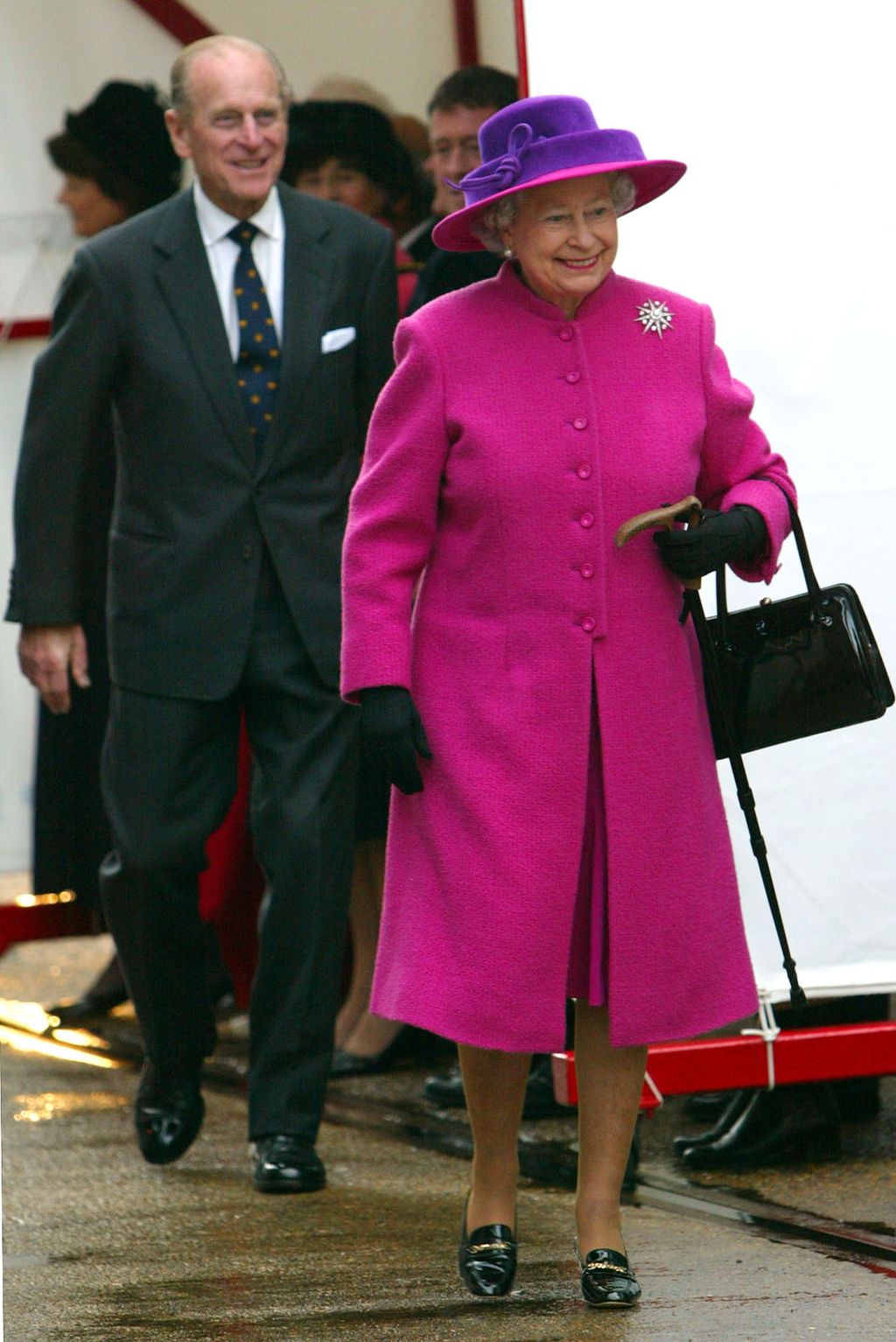 Gaya Ratu Elizabeth II Daur Ulang Baju SOUTHAMPTON, ENGLAND - JANUARY 8: Britain's Queen Elizabeth II and the Duke of Edinburgh arrive to view the world's biggest passenger liner, the Queen Mary 2 at her home port January 8, 2004 in Southampton, England. The Queen officially named the ?550m luxury liner during a special ceremony. (Photo by Scott Barbour/Getty Images)