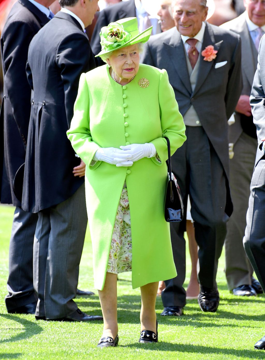 Gaya Ratu Elizabeth II Daur Ulang Baju ASCOT, ENGLAND - JUNE 20: Queen Elizabeth II attends Royal Ascot 2017 at Ascot Racecourse on June 20, 2017 in Ascot, England. (Photo by Karwai Tang/WireImage)