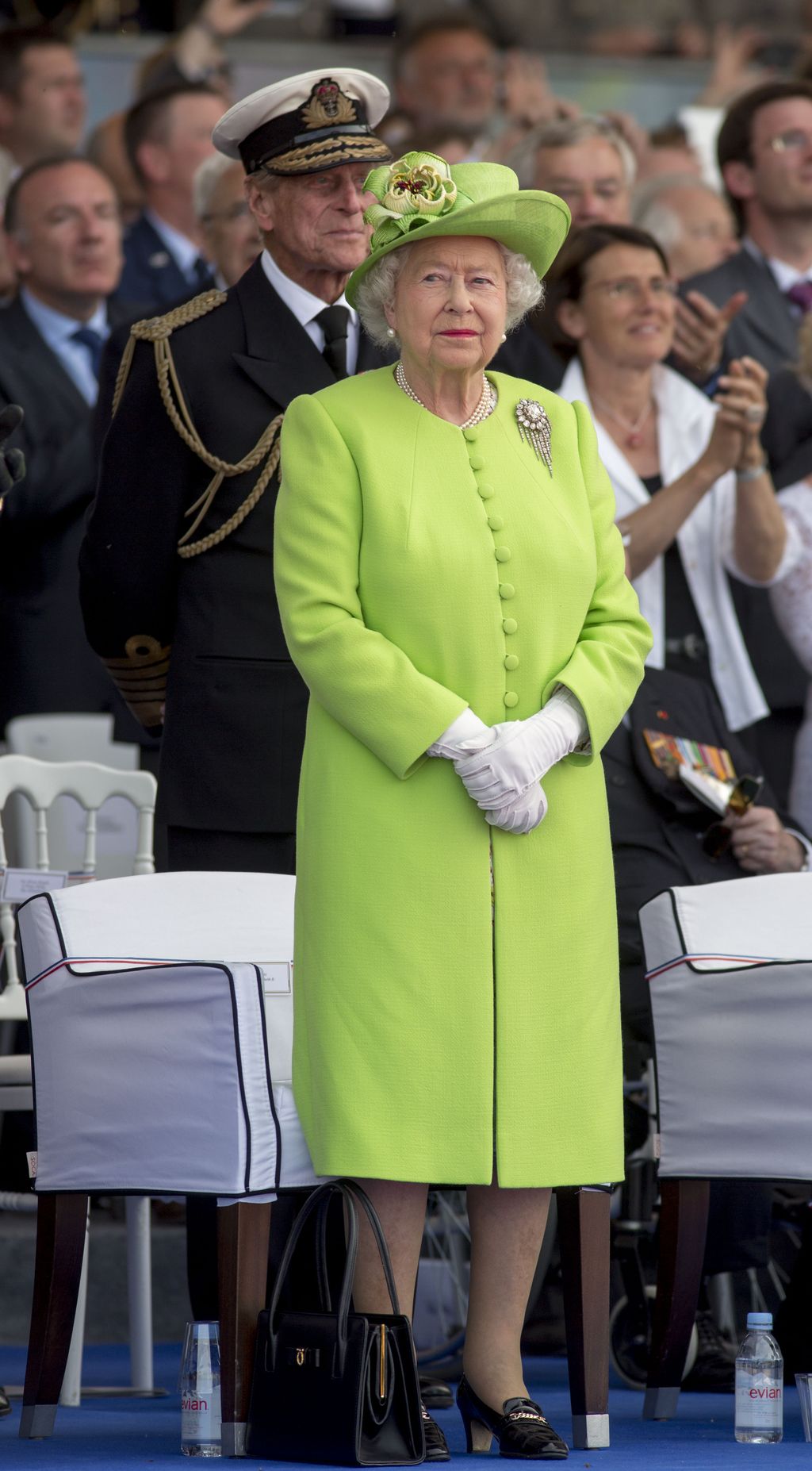 Gaya Ratu Elizabeth II Daur Ulang Baju OUISTREHAM, FRANCE - JUNE 06: (UK OUT FOR 28 DAYS) Queen Elizabeth II and Prince Philip, Duke of Edinburgh attend a Ceremony to Commemorate D-Day 70 on Sword Beach during D-Day 70 Commemorations on June 6, 2014 in Ouistreham, France. (Photo by Pool/Samir Hussein/WireImage)