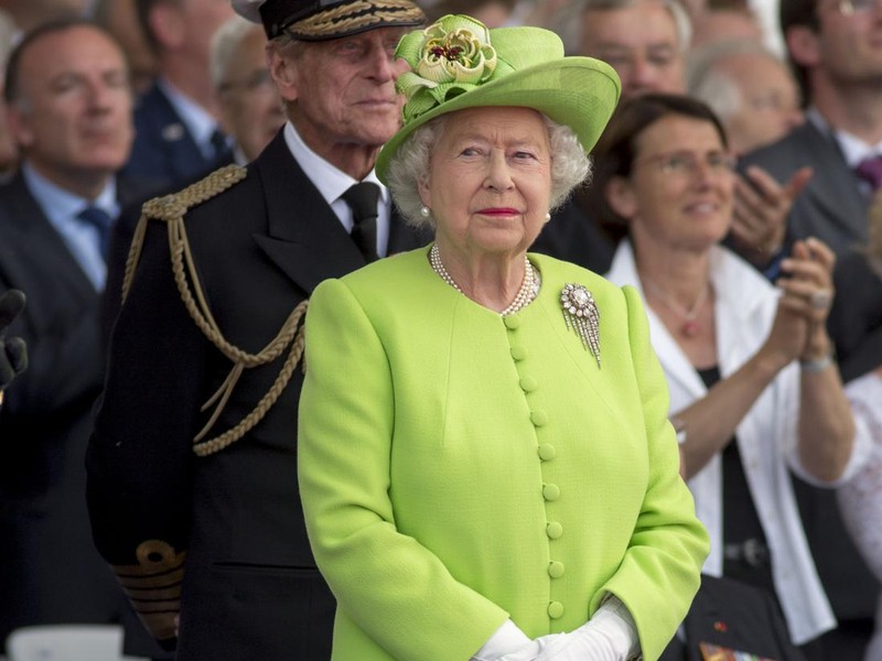 OUISTREHAM, FRANCE - JUNE 06:  (UK OUT FOR 28 DAYS)  Queen Elizabeth II and Prince Philip, Duke of Edinburgh attend a Ceremony to Commemorate D-Day 70 on Sword Beach during D-Day 70 Commemorations on June 6, 2014 in Ouistreham, France.  (Photo by Pool/Samir Hussein/WireImage)