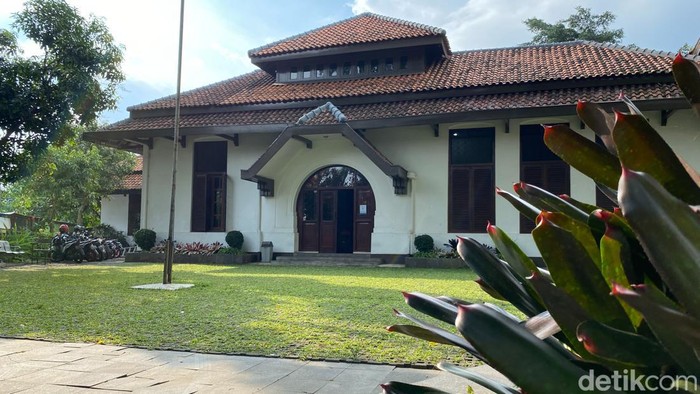 Gedung Indonesia Menggugat, dulu pernah menjadi pengadilan (Landraad) yang mengadili Soekarno