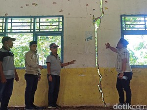 Sekolah di Enrekang Terdampak Longsor, Wabup Minta Siswa Numpang SD Tetangga