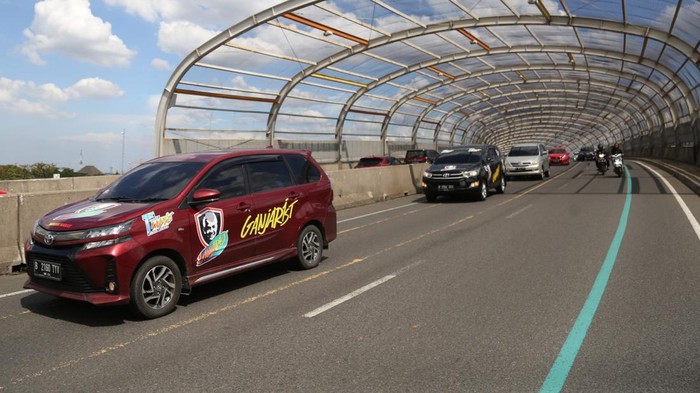 Sejumlah pendukung Ganjar yang tergabung dalam Ganjarist menggelar konvoi menggunakan puluhan mobil.