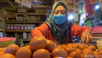 Kenaikan harga telur dikeluhkan para pembeli, berimbas pada menurunnya pembelian konsumen yang berlangaganan di jongko milik Elis. Sebagai pedagang, Elis juga merasa kasihan. Ia meminta kepada pemerintah agar mengamalkan kembali harga telur dari mulai produsen hingga ke pasaran.