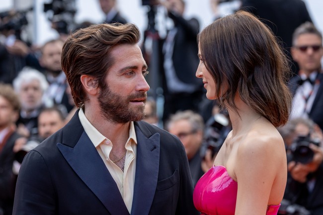 Jake Gyllenhaal sendiri tampak gagah dengan setelan gelap dan kemeja krem yang kontras. Di karpet merah, aktor 41 tahun itu memberikan tatapan mesra saat sang kekasih beraksi di hadapan fotografer. (Foto: FilmMagic/Marc Piasecki)