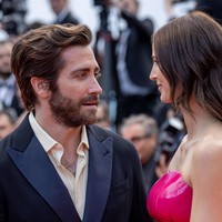 Jake Gyllenhaal sendiri tampak gagah dengan setelan gelap dan kemeja krem yang kontras. Di karpet merah, aktor 41 tahun itu memberikan tatapan mesra saat sang kekasih beraksi di hadapan fotografer. (Foto: FilmMagic/Marc Piasecki)