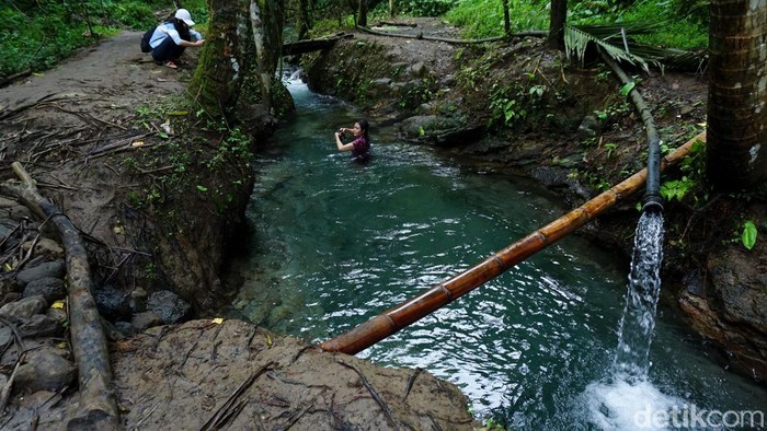 Jernihnya Air di Objek Wisata Udal Kali Gumuk Magelang Kejernihan air di sumber mata air Udal Kali Gumuk, menjadi objek wisata alam yang menarik dikunjungi saat hari libur.