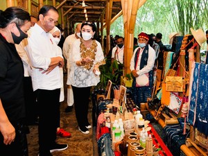 Kunjungi Ngada NTT, Jokowi Berbincang dengan Mama Pelopor Bambu