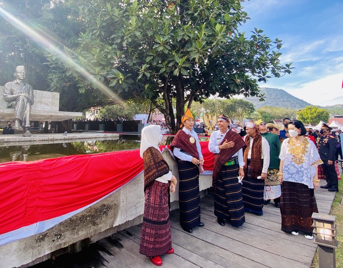 Presiden Joko Widodo berkunjung ke Kabupaten Ende, Nusa Tenggara Timur (NTT) untuk memimpin Upacara Hari Lahir Pancasila. Di samping memimpin upacara, Jokowi juga turut mengunjungi rumah pengasingan Presiden Soekarno dan taman renungan Bung Karno.