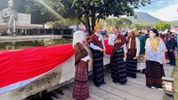 Selain didamping Ibu Negara Iriana Jokowi, turut hadir mendampingi Presiden Jokowi menyambangi Taman Renungan Bung Karno, antara lain Ketua MPR RI Bambang Soesatyo, Ketua Mahkamah Konstitusi Anwar Usman, Sekretaris Kabinet Pramono Anung, Panglima TNI Jenderal Andika Perkasa, Gubernur NTT Viktor Laiskodat, dan Bupati Ende Djafar Achmad.