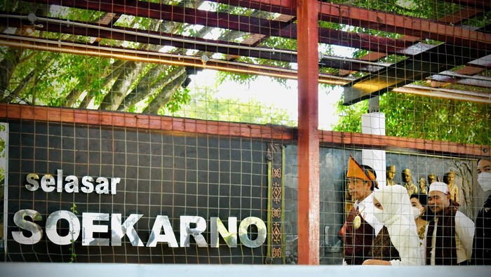 Presiden Joko Widodo berkunjung ke Kabupaten Ende, Nusa Tenggara Timur (NTT) untuk memimpin Upacara Hari Lahir Pancasila. Di samping memimpin upacara, Jokowi juga turut mengunjungi rumah pengasingan Presiden Soekarno dan taman renungan Bung Karno.