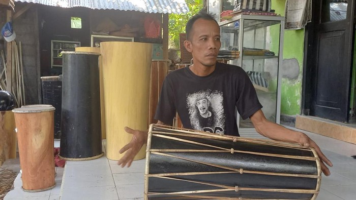 Kadek Arsana saat memainkan salah satu kendang buatannya di rumahnya di Desa Kubutambahan, Kecamatan Kubutambahan, Kabupaten Buleleng, Bali.