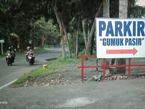 Karcis yang menunjukkan tarif pemotretan di gumuk pasir Tirto Segoro, jalan utama ke Kawasan Pantai Parangtritis,  Bantul.