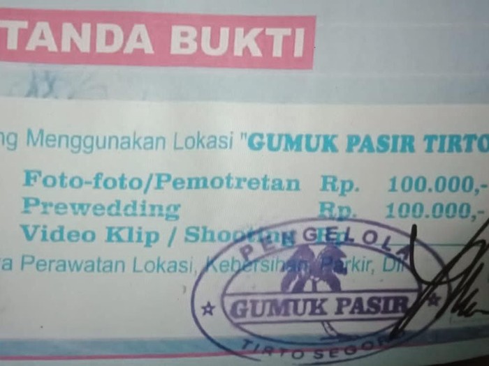Karcis yang menunjukkan tarif pemotretan di gumuk pasir Tirto Segoro, jalan utama ke Kawasan Pantai Parangtritis,  Bantul.