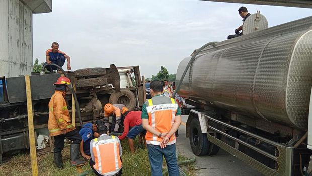 Kecelakaan truk tangki terguling di Tol Jombang-Mojokerto