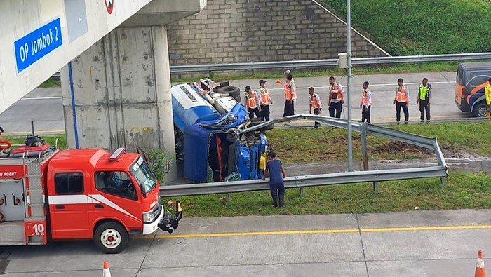 Kecelakaan truk tangki terguling di Tol Jombang-Mojokerto