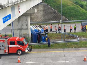 Truk Tangki Terguling di Tol Jombang: Solar Tumpah, Sopir-Kernet Terluka