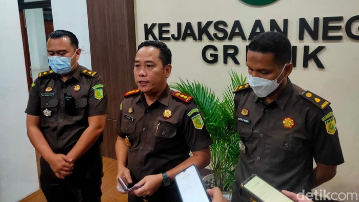 Kejari Gresik menetapkan dua tersangka dalam kasus korupsi Rp 3,5 miliar. Mereka terancam hukuman maksimal 20 tahun penjara.