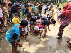 Lihat Lagi Aksi Satire Warga Asahan soal Jalan Rusak