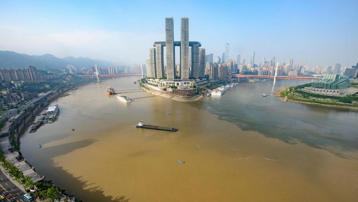 Kota Chongqing, China, diapit oleh dua sungai besar yakni Sungai Yangtze dan Jialing. Nah. seperti apa sih penampakannya saat kedua sungai tersebut bertemu?