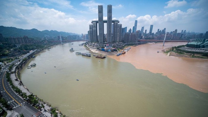 Ketika Sungai Yangtze dan Jialing Bertemu Kota Chongqing, China, diapit oleh dua sungai besar yakni Sungai Yangtze dan Jialing. Nah. seperti apa sih penampakannya saat kedua sungai tersebut bertemu?