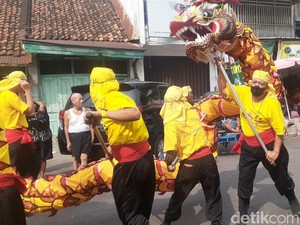 Ramainya Kirab Barongsai Peringati Kedatangan Patung Dewa Obat di Semarang