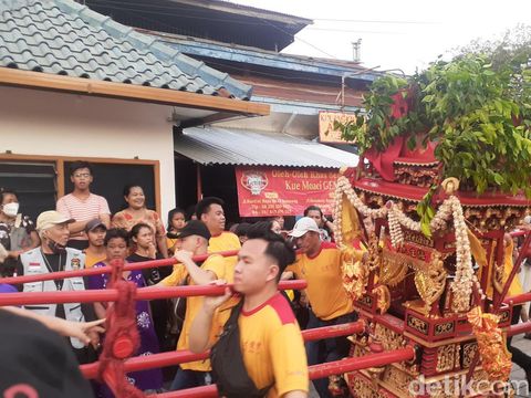 Kirab barongsai di Kelenteng Tay Kek Sie Semarang, Rabu (1/6/2022).