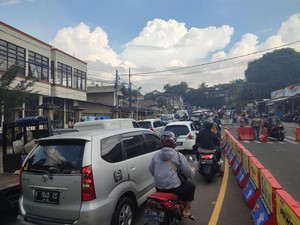 One Way Puncak-Jakarta, Lalin di Simpang Gadog Macet