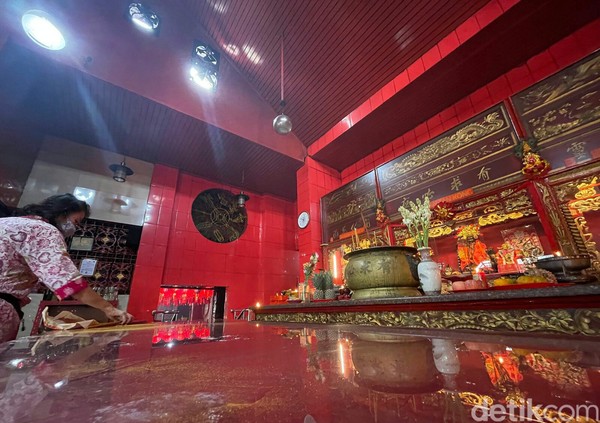 Pada tahun 2015, Vihara Dharma Bhakti sempat mengalami kebakaran karena korsleting listrik. Akhirnya lokasi peribadahan vihara direlokasi sementara ke bagian depan, di sebelah Vihara Dharma Sakti. Meski begitu, kegiatan peribadahan sehari-hari dan kunjungan dari masyarakat masih terus berjalan. (Rengga Sancaya/detikcom) Pada tahun 2015, Vihara Dharma Bhakti sempat mengalami kebakaran karena korsleting listrik. Akhirnya lokasi peribadahan vihara direlokasi sementara ke bagian depan, di sebelah Vihara Dharma Sakti. Meski begitu, kegiatan peribadahan sehari-hari dan kunjungan dari masyarakat masih terus berjalan. (Rengga Sancaya/detikcom)