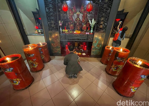 Namun, vihara ini kemudian dibangun kembali pada tahun 1751 dan berdiri kokoh hingga saat ini. Menurut beberapa sumber, ornamen ukiran kayu melingkar yang ada di bagian depan vihara dengan warna merah yang lebih gelap merupakan ornamen asli sejak awal pendirian vihara. Ornamen serta empat tiang kayu penyangga bangunan utama tidak pernah mengalami renovasi dan masih asli. (Rengga Sancaya/detikcom) Namun, vihara ini kemudian dibangun kembali pada tahun 1751 dan berdiri kokoh hingga saat ini. Menurut beberapa sumber, ornamen ukiran kayu melingkar yang ada di bagian depan vihara dengan warna merah yang lebih gelap merupakan ornamen asli sejak awal pendirian vihara. Ornamen serta empat tiang kayu penyangga bangunan utama tidak pernah mengalami renovasi dan masih asli. (Rengga Sancaya/detikcom)