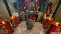 Namun, vihara ini kemudian dibangun kembali pada tahun 1751 dan berdiri kokoh hingga saat ini. Menurut beberapa sumber, ornamen ukiran kayu melingkar yang ada di bagian depan vihara dengan warna merah yang lebih gelap merupakan ornamen asli sejak awal pendirian vihara. Ornamen serta empat tiang kayu penyangga bangunan utama tidak pernah mengalami renovasi dan masih asli. (Rengga Sancaya/detikcom)